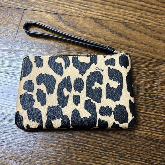 NWT Coach Leopard Print Zipper Wristlet - Picture 3 of 7